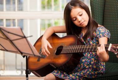 Tìm nơi học Guitar đệm hát tại nhà